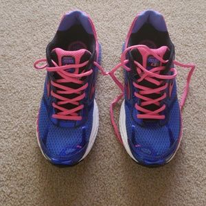 Brooks shoes!! Only worn once!!